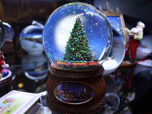 bola de cristal con nieve para navidad
